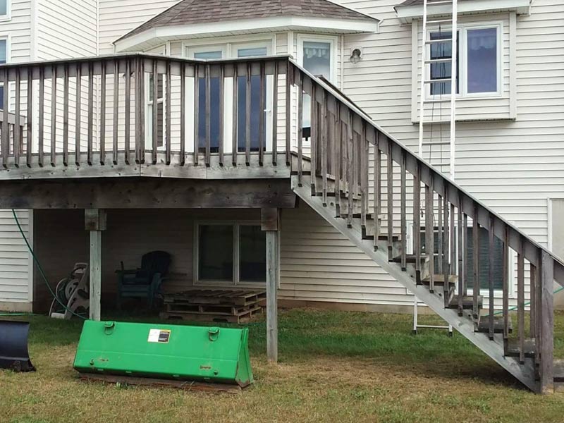 gray wood deck before tree frog softwash cleaning