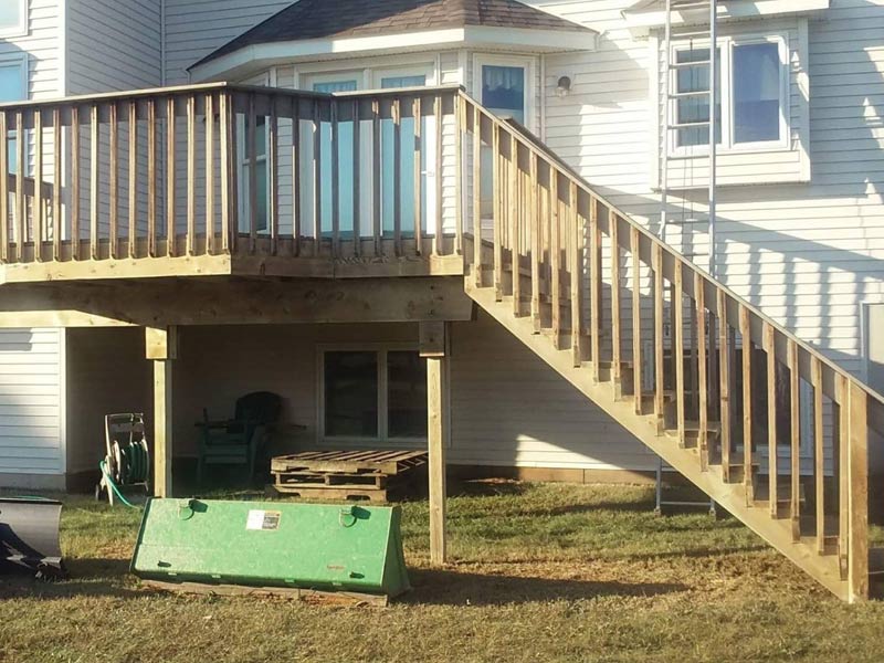 tree frog softwash cleaned this wood deck using softwash to restore natural wood color